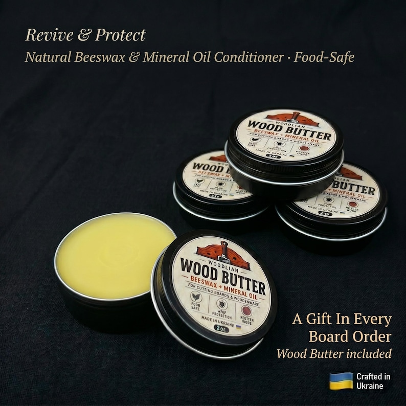 Pode incluir: Quatro latas redondas de metal preto contendo Wood Butter, um condicionador natural de cera de abelha e &oacute;leo mineral. Os r&oacute;tulos apresentam o texto Wood Butter, Beeswax + Mineral Oil, 2 oz e Made in Ukraine. Uma lata est&aacute; aberta.