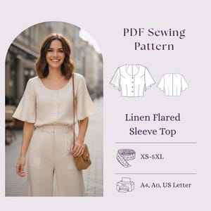 Op de afbeelding: Een vrouw draagt een beige linnen top met uitlopende mouwen en een bijpassende broek. De afbeelding bevat een PDF-naaipatroon voor de top, met de tekst "Linen Flared Sleeve Top" en de maatreeks "XS-5XL".