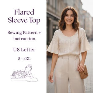 Puede incluir: Una mujer con un top beige de manga acampanada y pantalones a juego. El top tiene cuello redondo y botones. La imagen incluye texto: "Flared Sleeve Top", "Sewing Pattern + instruction", "US Letter", y "S - 5XL".
