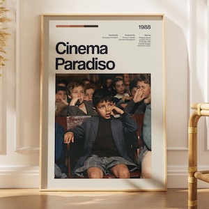 Può includere: Un poster cinematografico verticale per Cinema Paradiso del 1988, con una fotografia centrale di un giovane ragazzo seduto su una poltrona del cinema tra la folla. Il poster ha uno sfondo color crema con testo blu scuro che elenca i crediti.