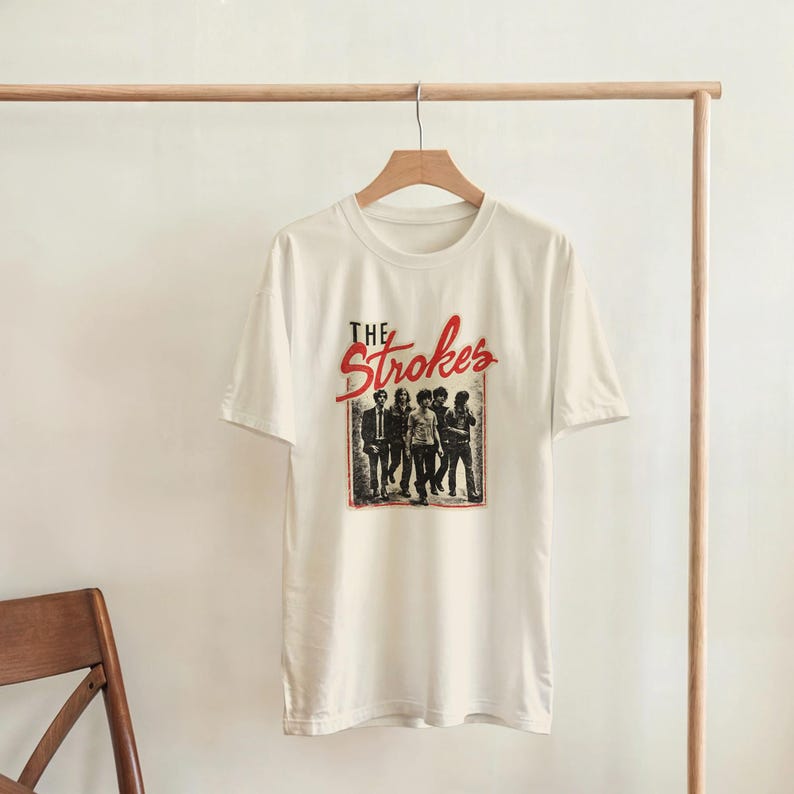 T-shirt grafica ispirata agli Strokes - Vestibilità classica per ogni fan - T-shirt unisex in cotone immagine 3