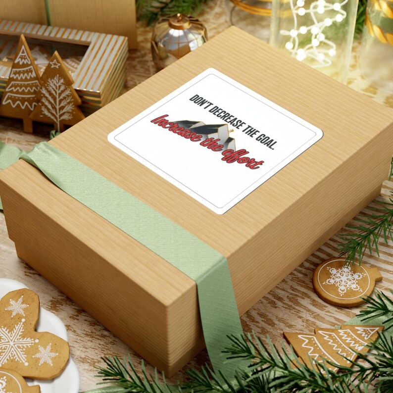 Verlaag het doel niet Vergroot de inspanning Sticker | Motiverend bergcitaat afbeelding 6