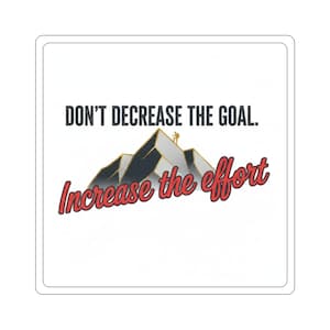 Puede incluir: Pegatina blanca con el texto "DON'T DECREASE THE GOAL. Increase the effort." El diseño presenta una cordillera con una persona en la cima. El texto es en negro y rojo.