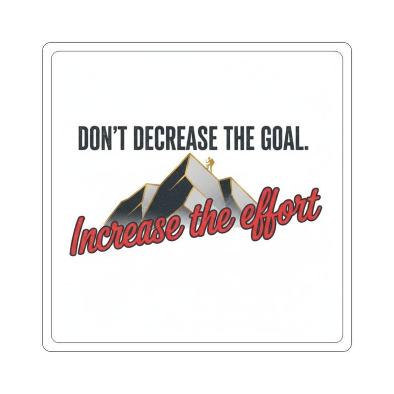 Verlaag het doel niet Vergroot de inspanning Sticker | Motiverend bergcitaat afbeelding 1