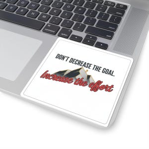 Verlaag het doel niet Vergroot de inspanning Sticker | Motiverend bergcitaat afbeelding 5