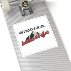 Verlaag het doel niet Vergroot de inspanning Sticker | Motiverend bergcitaat afbeelding 8