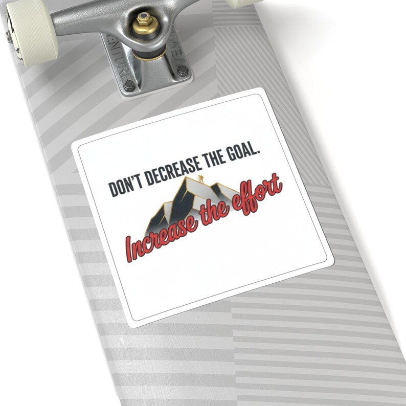 Verlaag het doel niet Vergroot de inspanning Sticker | Motiverend bergcitaat afbeelding 8