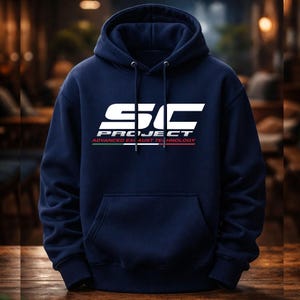 Może przedstawiać: Granatowa bluza z kapturem z przednią kieszenią i białym sznurkiem. Z przodu białe logo z napisem "SC PROJECT" i "ADVANCED EXHAUST TECHNOLOGY" w kolorze białym, zielonym i czerwonym.