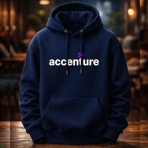 Op de afbeelding: Een marineblauwe hoodie met een voorzak en een trekkoord. Het woord "accenture" is in het wit op de borst gedrukt, met een paarse chevron boven de "e". De hoodie is gemaakt van een zachte stof.