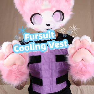 Puede incluir: Un chaleco refrigerante morado con correas negras ajustables sobre una camiseta negra, acompañado de patas de animal de peluche rosas y blancas y una máscara de cabeza de animal rosa y blanca. El texto Fursuit Cooling Vest aparece en azul.