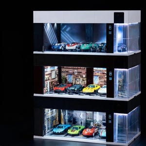 1:64 Smart Car Garage Diorama med röststyrning | Automatisk parkeringsdörrsdisplay | LED-modellbilförvaring och visning