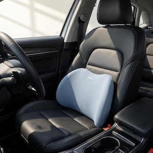 Puede incluir: Una taza de cerámica blanca con asa negra y el texto "But First, Coffee" en negrita negra. La taza está sobre un fondo borroso. La taza mide aproximadamente 10 cm de altura.