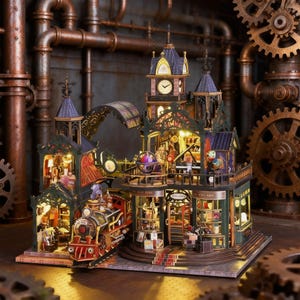Puede incluir: Maqueta detallada de estilo steampunk de una ciudad con tren, torre del reloj y tiendas. El modelo presenta detalles intrincados, iluminación cálida y una paleta de colores marrón, verde y dorado. El tren es rojo y negro.