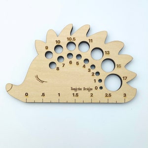 Igel US Stricknadelmesser, Laser Cut Holz, Größen 0 bis 17, Lineal