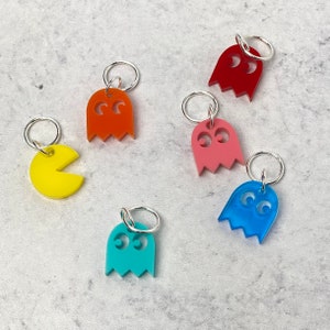 Può includere: Sei marcatori per punti in plastica colorati a forma di fantasmi Pac-Man. I marcatori sono rosso, arancione, rosa, blu, giallo e turchese.