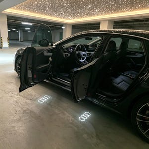 Audi LED-välkomstljus till bildörrarna, 2 st. logotypprojektorlampor, plug-and-play-skuggljus till bildörrarna, reservtillbehör till fordonsinredning