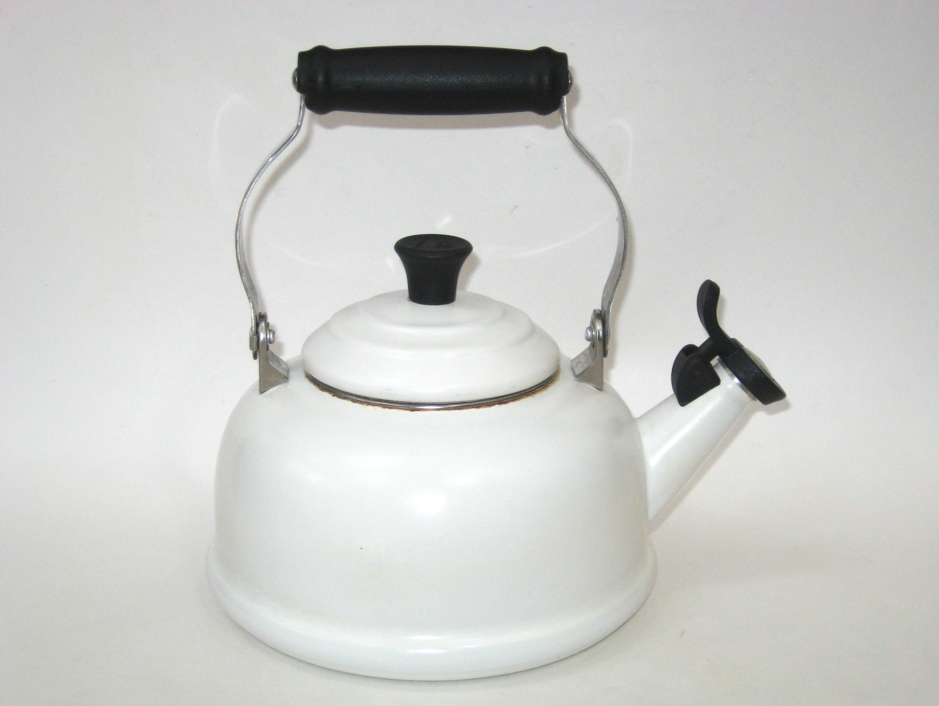 Le Creuset Whistling Tea Kettle Orange Flame 2.1 Liter/ 2.2 Quarts Enamel  Steel