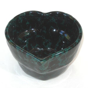 Bennington Potters Green Agate Spongeware #1948 Heart Shaped Bowl MINT; Signed Vermont Pottery Baking Dish