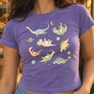 Camiseta de dinosaurios flotantes: Luna, estrellas y planetas en tonos pastel (tallas para bebés y jóvenes S-XL)