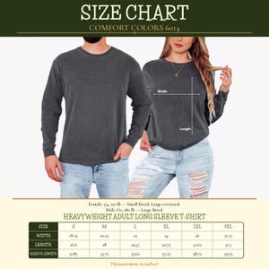 Może przedstawiać: Tabela rozmiar&oacute;w koszulki z długim rękawem dla dorosłych Comfort Colors 6014. Obraz przedstawia ciemnoszarą koszulkę z długim rękawem z przewodnikiem pomiaru szerokości i długości oraz tabelę z rozmiarami od S do 3XL w calach.