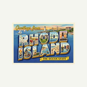 Può includere: Cartolina vintage con la scritta "Greetings from Rhode Island" in un font stilizzato. La cartolina presenta illustrazioni dei punti di riferimento dello stato, tra cui un faro, un ponte e scene oceaniche. È incluso anche il testo "The Ocean State".