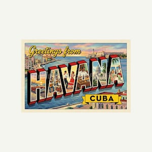 Puede incluir: Postal vintage con el texto "Greetings from Havana Cuba". La palabra "Havana" está en letras grandes en 3D con imágenes en su interior. El fondo muestra una ciudad costera con una puesta de sol y el mar.