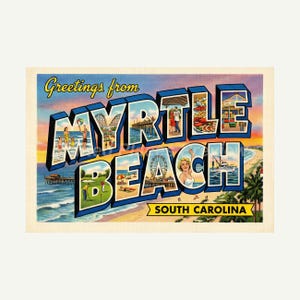 Può includere: Cartolina vintage con la scritta "Greetings from Myrtle Beach South Carolina". La cartolina presenta illustrazioni di scene di spiaggia, tra cui un molo, una ruota panoramica e persone che si godono la spiaggia. Il cielo è un gradiente di arancione, giallo e blu.
