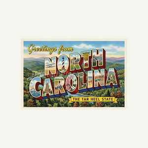 Puede incluir: Postal vintage con las palabras "Greetings from North Carolina" en letras grandes y coloridas. La postal presenta imágenes icónicas de Carolina del Norte dentro de las letras, incluyendo un faro, flores y un puente. El texto "The Tar Heel State" está en la parte inferior.