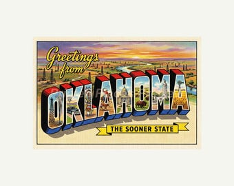 Peut inclure: Carte postale vintage avec l'inscription "Greetings from Oklahoma" en 3D. La carte postale présente des illustrations de monuments de l'Oklahoma et le texte "The Sooner State" sur une bannière jaune. L'arrière-plan montre un coucher de soleil sur un paysage.