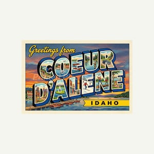 Puede incluir: Postal vintage con el texto "Greetings from Coeur d'Alene Idaho". La postal presenta ilustraciones del lago, barcos y diversas actividades al aire libre. El texto está en una fuente estilizada con una combinación de colores azul y amarillo.