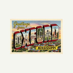 Puede incluir: Postal vintage con las palabras "Greetings from Oxford Mississippi" en letras grandes y en 3D. La postal presenta una colorida ilustración de edificios y una puesta de sol.