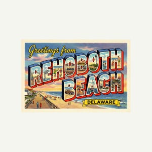 Peut inclure: Carte postale vintage avec l'inscription "Greetings from Rehoboth Beach Delaware". L'image présente une scène de plage avec des personnes, une promenade et une voiture. Le ciel est un mélange de bleu, d'orange et de jaune.