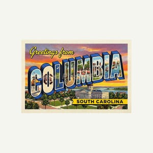 以下が含まれることがあります： 「Greetings from Columbia」の文字が3Dブルーフォントで描かれたヴィンテージポストカード。サウスカロライナ州コロンビアのイラストが特徴で、国会議事堂、ヤシの木、夕焼けなどが描かれています。