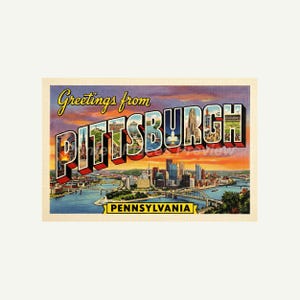 以下が含まれることがあります： 「Greetings from Pittsburgh」の文字が入ったヴィンテージポストカード。街のスカイライン、川、橋のカラフルなイラストが描かれています。「Pennsylvania」の文字も表示されています。