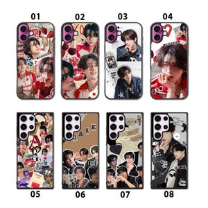 Puede incluir: Ocho fundas para teléfono con varios diseños. Las fundas presentan collages de imágenes, incluyendo retratos de una persona, corazones y texto. La paleta de colores incluye rojo, blanco y negro.