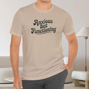 Camiseta "Ansioso pero funcional" / Camiseta con tipografía sobre salud mental