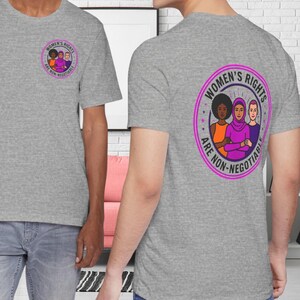 Puede incluir: Un juego de tres tazas de cerámica con acabado mate moteado. Las tazas son de color crema, gris claro y gris oscuro. Cada taza tiene un diseño simple y minimalista.