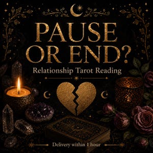 以下が含まれることがあります： PAUSE OR END? Relationship Tarot Readingというテキストと、金色の割れたハートのアイコンが描かれたデジタル画像。黒い背景に、火のついたキャンドル、クリスタル、タロットカード、暗い色のバラ、そして金色の天体の装飾が配置されています。