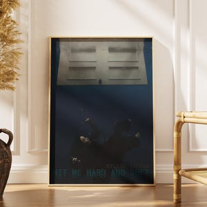 Peut inclure: Impression artistique encadrée représentant une scène sous-marine surréaliste avec une silhouette et une porte. L'œuvre d'art est dans des tons bleu foncé et noir, avec le texte "HIT ME HARD AND SOFT". Le cadre est doré.