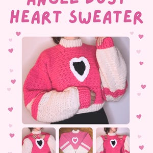 Peut inclure: Un pull rose et blanc au crochet avec un motif de cœur. Le pull a un col montant et des manches longues avec des rayures blanches et roses. Le texte "ANGEL DUST HEART SWEATER" est en haut de l'image.