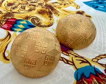 Pendientes Givenchy 4G Monogram Gold Studs vintage raros de los años 80, estilo maximalista llamativo.