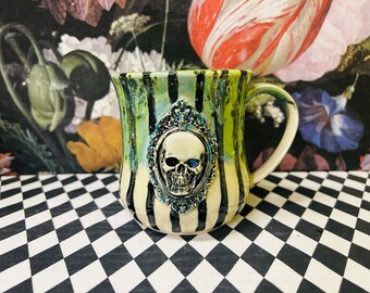 Striped frame skull mug