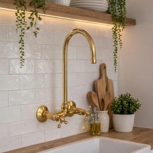 Può includere: Set di tre tazze in ceramica con finitura opaca e macchiettata. Le tazze sono nei toni del crema, marrone chiaro e marrone scuro. Design semplice e minimalista.