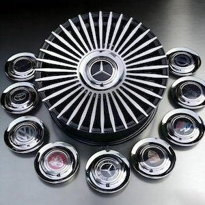 Puede incluir: Un juego de tres tazas de cerámica con un acabado mate moteado. Las tazas son de color crema, gris claro y gris oscuro. Cada taza tiene un diseño simple y minimalista y un asa redondeada.