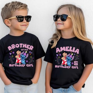 Puede incluir: Dos ni&ntilde;os con camisetas negras con un gr&aacute;fico de dibujos animados. Una camiseta dice "Brother of the Birthday Girl" y la otra dice "Amelia 5 Birthday Girl". Ambas camisetas presentan un personaje de dibujos animados.