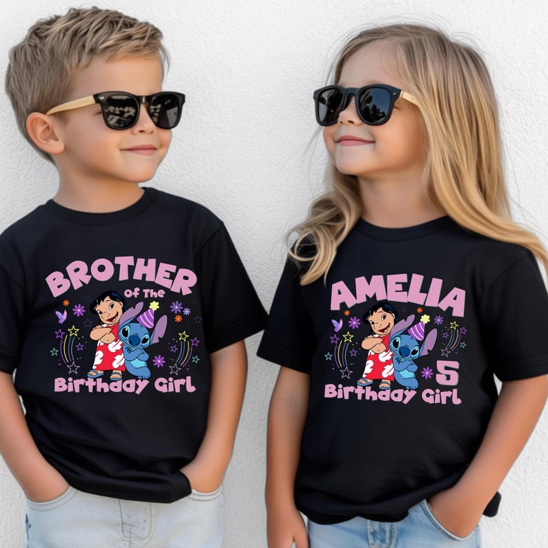 Puede incluir: Dos ni&ntilde;os con camisetas negras con un gr&aacute;fico de dibujos animados. Una camiseta dice "Brother of the Birthday Girl" y la otra dice "Amelia 5 Birthday Girl". Ambas camisetas presentan un personaje de dibujos animados.