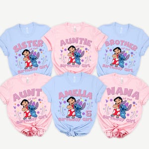 Puede incluir: Seis camisetas de manga corta en azul claro y rosa. Cada camiseta presenta un gr&aacute;fico de Lilo y Stitch con texto como "Sister", "Auntie", "Brother", "Aunt", "Amelia" y "Nana" con "Birthday Girl".