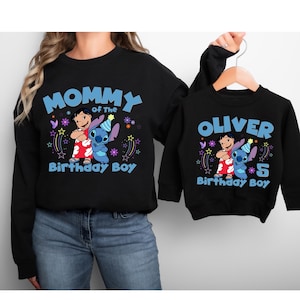 Puede incluir: Sudaderas negras con un dibujo animado de Stitch. La sudadera de adulto lleva la inscripci&oacute;n azul "Mommy of the Birthday Boy". La sudadera infantil lleva la inscripci&oacute;n "Oliver 5 Birthday Boy".