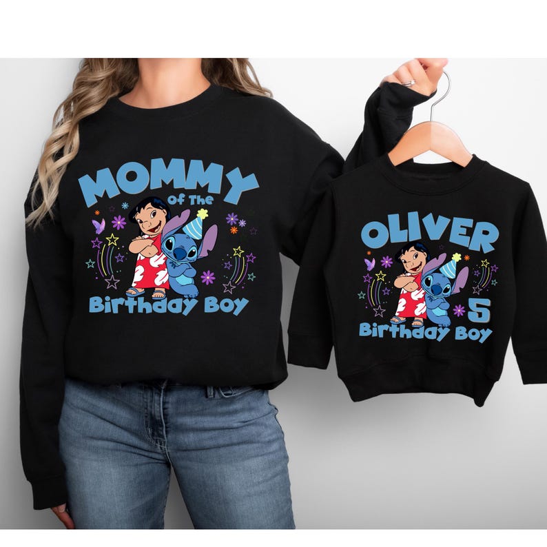 Puede incluir: Sudaderas negras con un dibujo animado de Stitch. La sudadera de adulto lleva la inscripci&oacute;n azul "Mommy of the Birthday Boy". La sudadera infantil lleva la inscripci&oacute;n "Oliver 5 Birthday Boy".