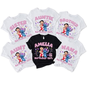 Puede incluir: Camisetas blancas y negras con un dise&ntilde;o de dibujos animados de Lilo y Stitch. Las camisetas tienen texto que dice "Sister", "Auntie", "Brother", "Aunt", "Amelia" y "Nana" con las palabras "Birthday Girl".